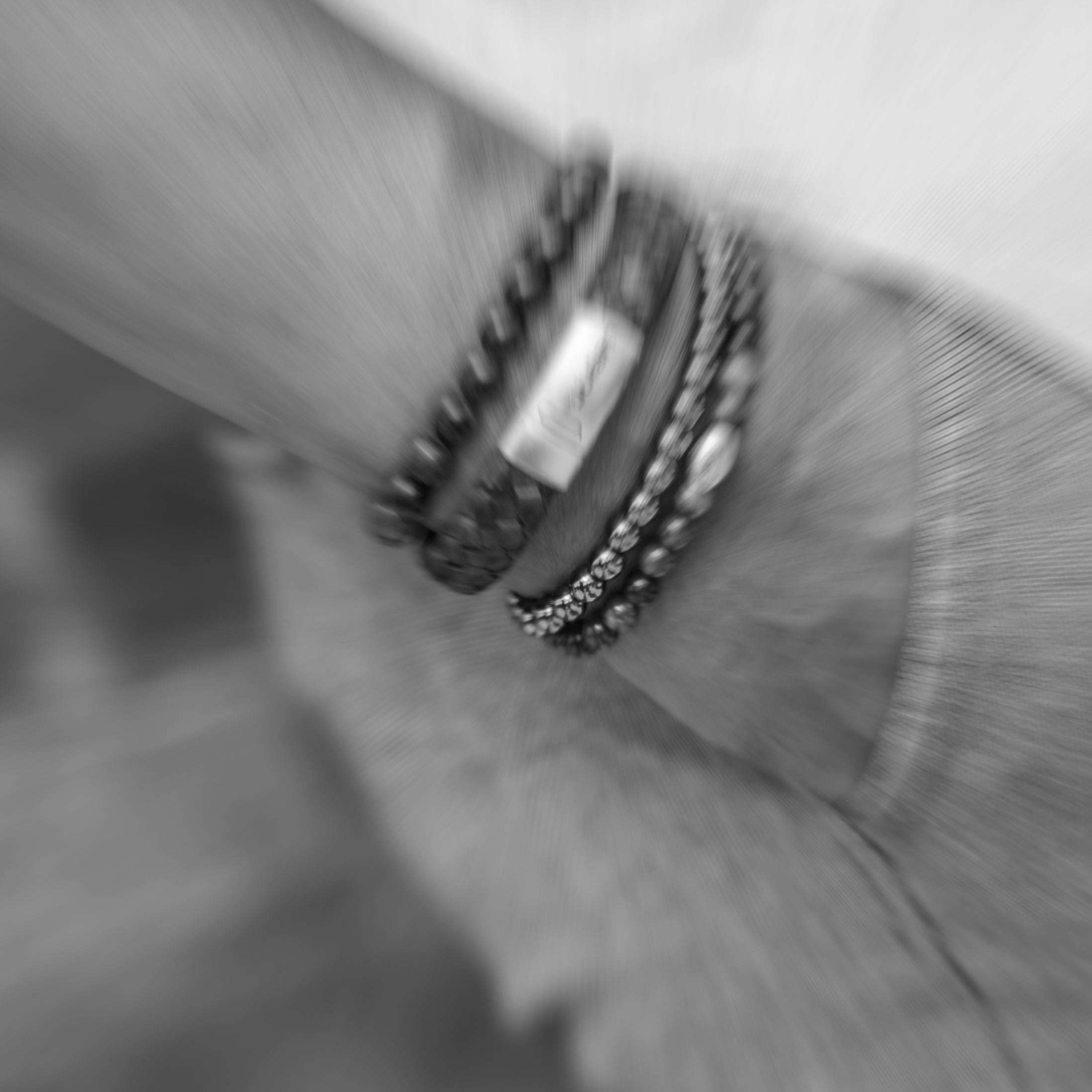Armbanden_set_byJulian_zwart_wit_Jeff_in_zak_blurrrr.jpg
